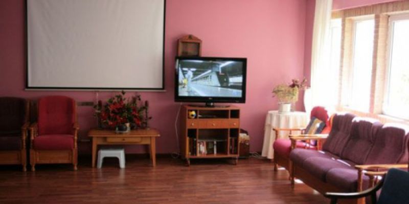 Sala de estar con proyector y sofá