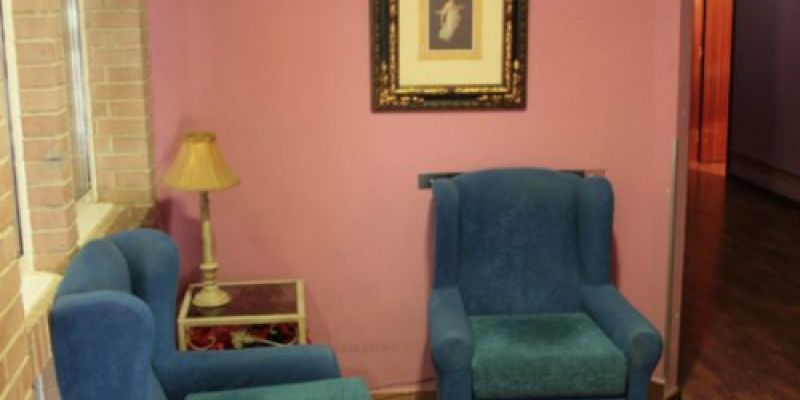 Sala de estar con dos butacas azules