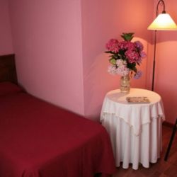 Cama individual y mesilla auxiliar