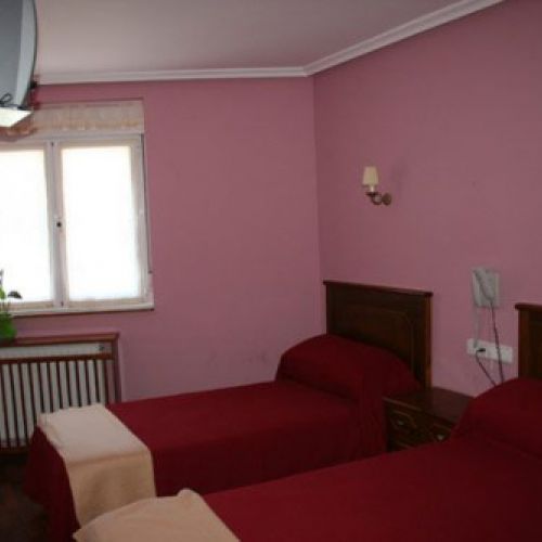 Habitación con ventana y dos camas