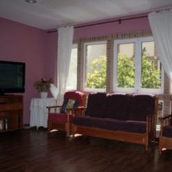 Sala de estar con sofá y butacas