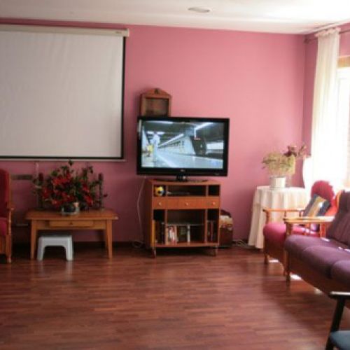 Sala de estar con proyector y sofá