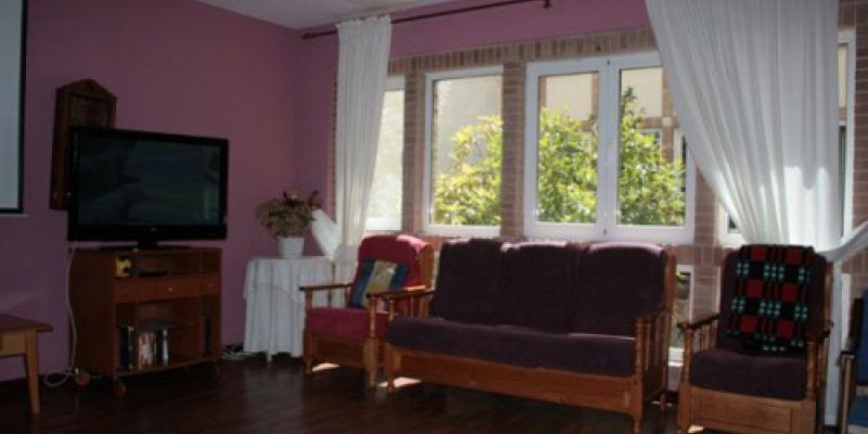 Sala de estar con sofá y butacas