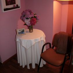 Mesita auxiliar con flores