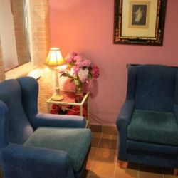 Salón de estar con butacas