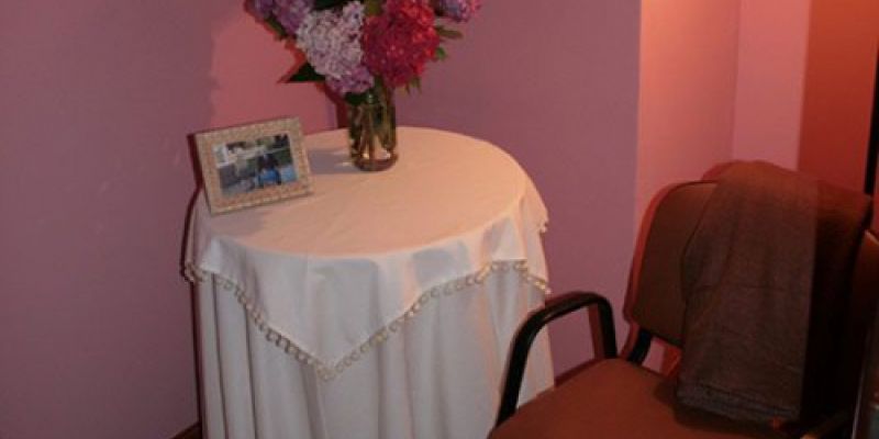 Mesita auxiliar con flores