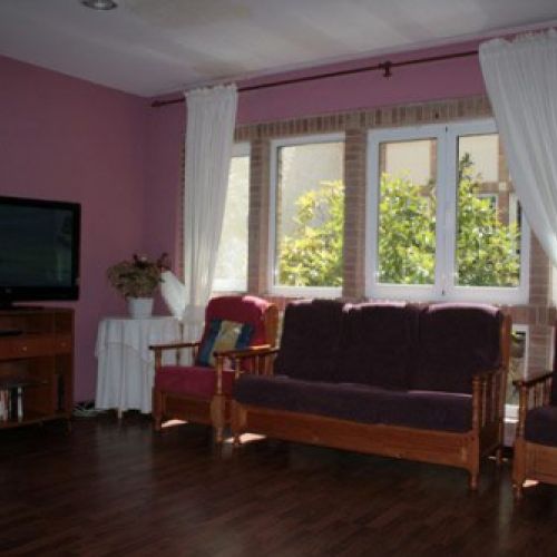 Sala de estar con sofá y butacas