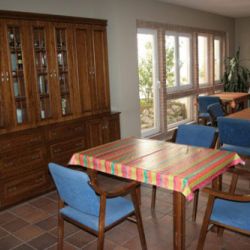 Comedor común con mesas y sillas