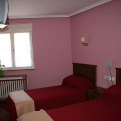 Habitación con ventana y dos camas