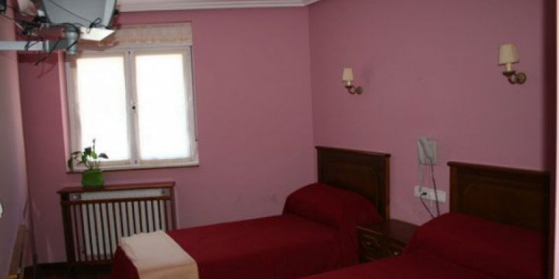 Habitación con ventana y dos camas