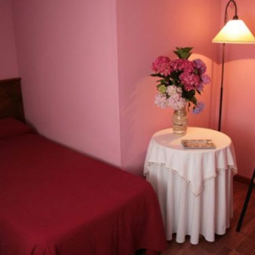 Cama individual y mesilla auxiliar