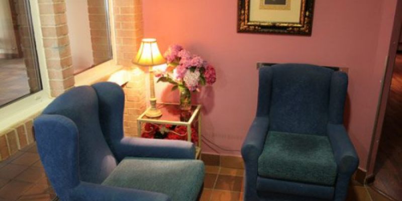 Salón de estar con butacas