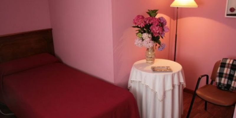 Cama individual y mesilla auxiliar