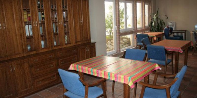 Comedor común con mesas y sillas