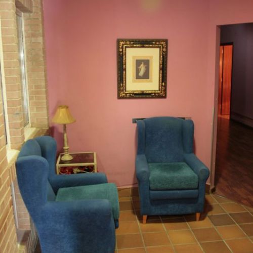 Sala de estar con dos butacas azules