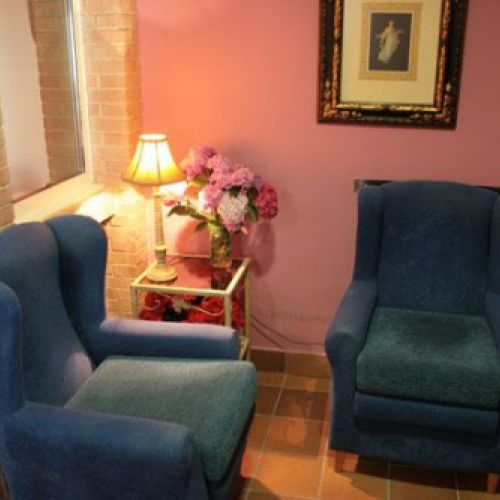 Salón de estar con butacas