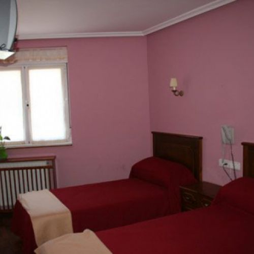 Habitación con ventana y dos camas