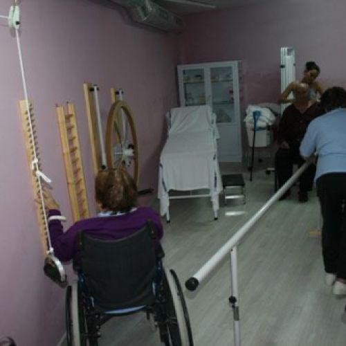 Sala de gimnasia y rehabilitación para mayores